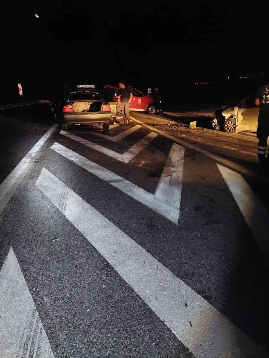 Antalya’da İki Araç Kafa Kafaya Çarpıştı: 8 Yaralı