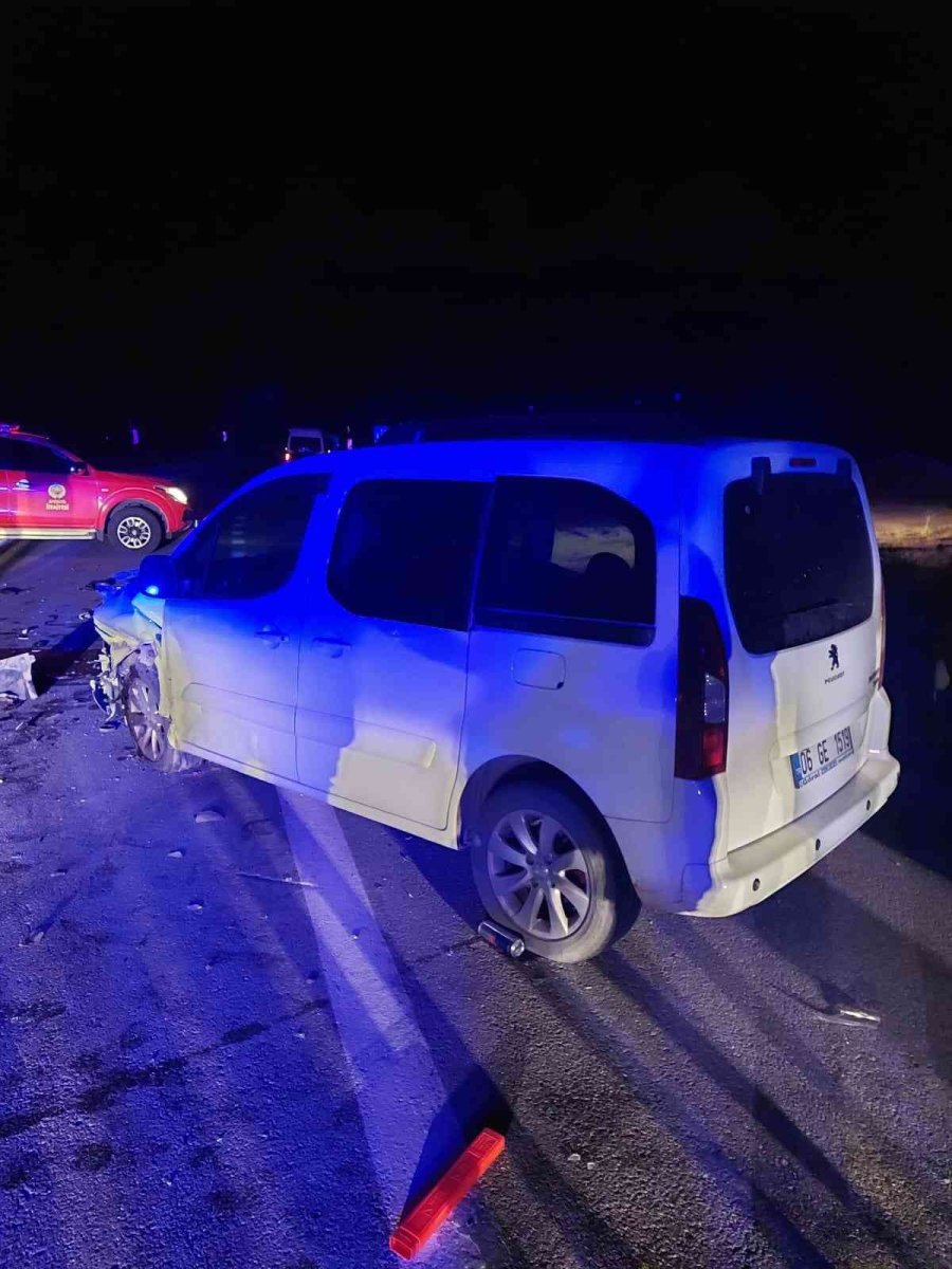 Antalya’da İki Araç Kafa Kafaya Çarpıştı: 8 Yaralı