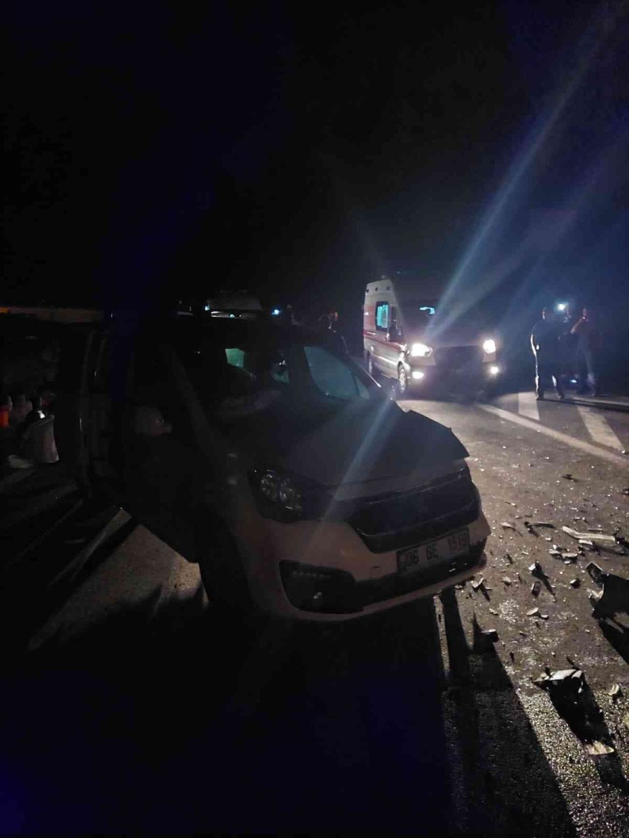 Antalya’da İki Araç Kafa Kafaya Çarpıştı: 8 Yaralı