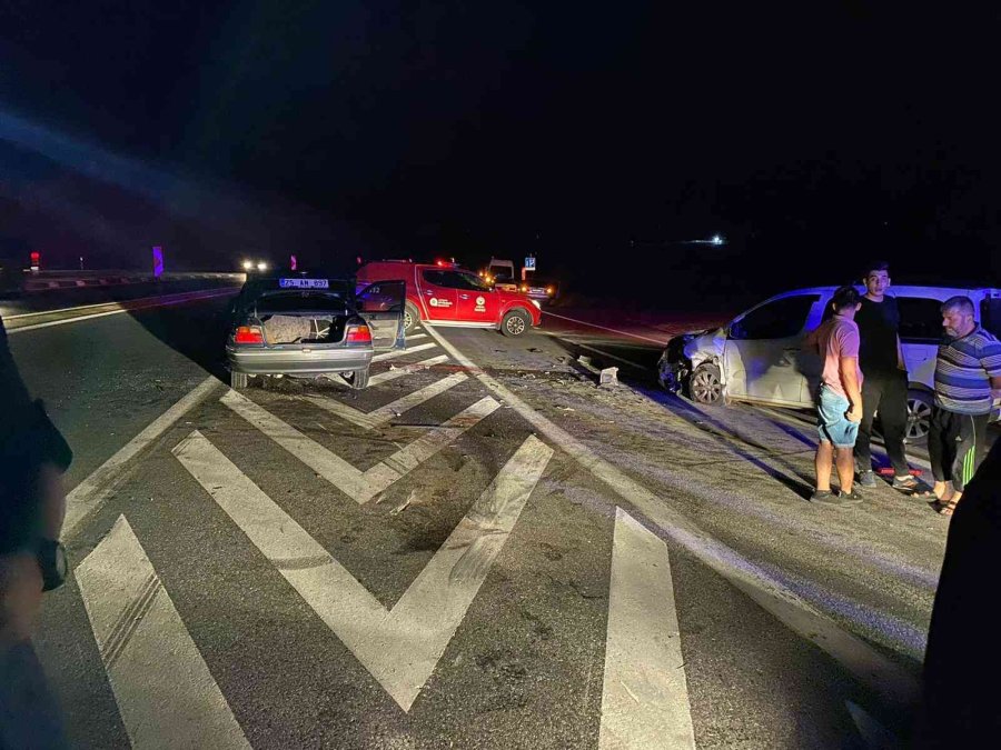 Antalya’da İki Araç Kafa Kafaya Çarpıştı: 8 Yaralı