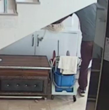 Hiçbir Şey Bulamayınca Uzatma Kablosu Çaldı, Kameralara Yakalandı