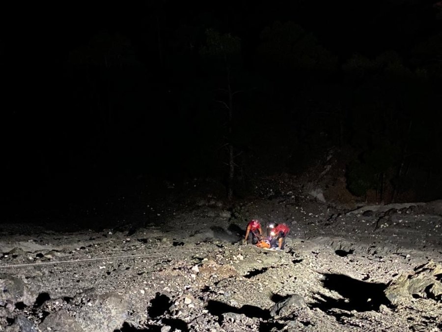 Yol Kenarında Uçuruma Düşen Genç Umke Ekiplerince Kurtarıldı