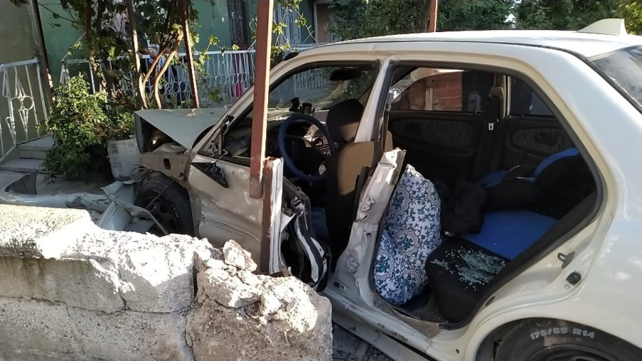 Develi’de Otomobil Evin Bahçesine Girdi: 4 Yaralı