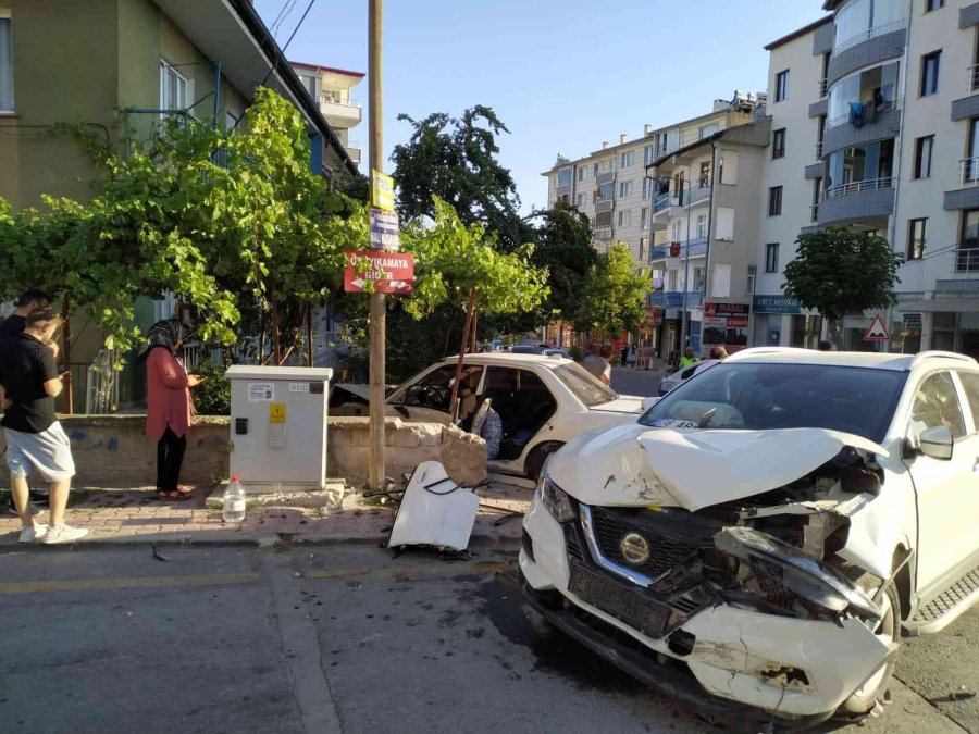 Develi’de Otomobil Evin Bahçesine Girdi: 4 Yaralı