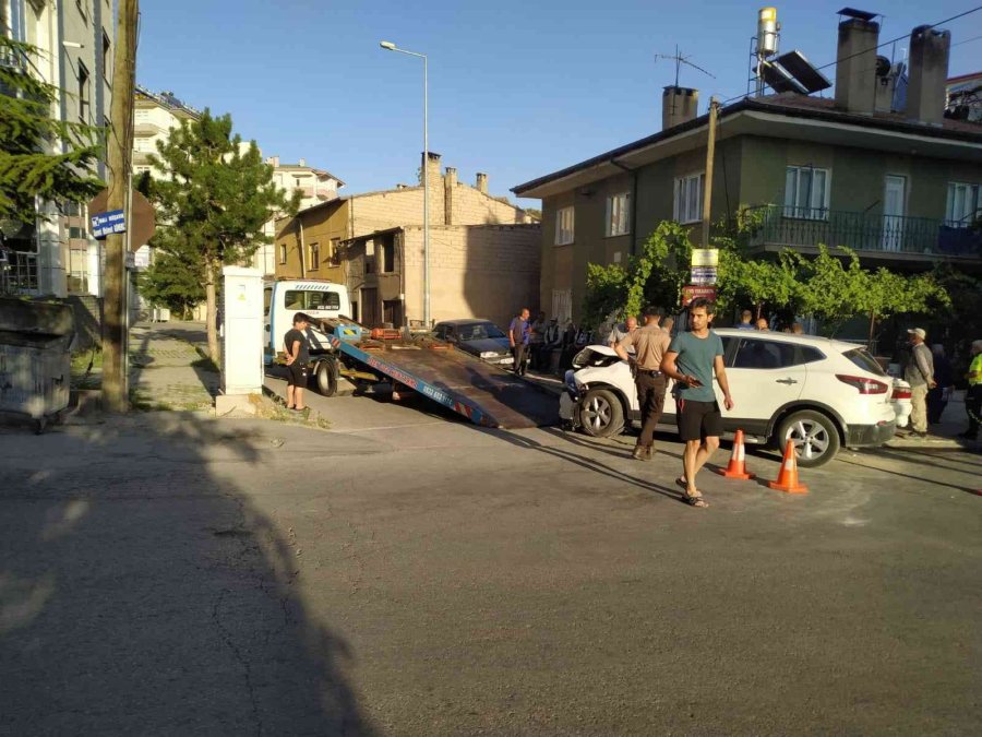 Develi’de Otomobil Evin Bahçesine Girdi: 4 Yaralı