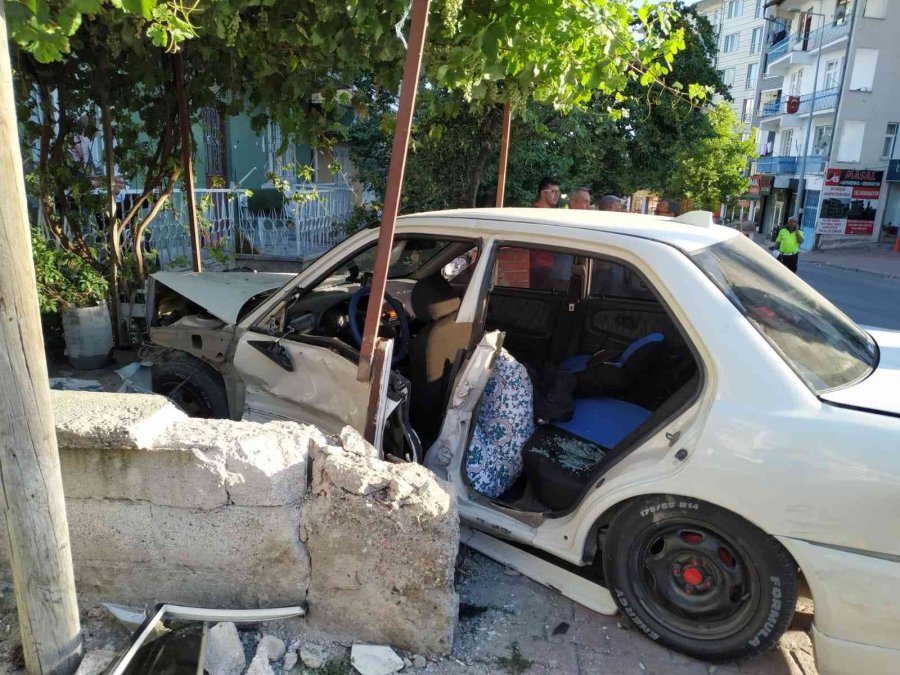 Develi’de Otomobil Evin Bahçesine Girdi: 4 Yaralı