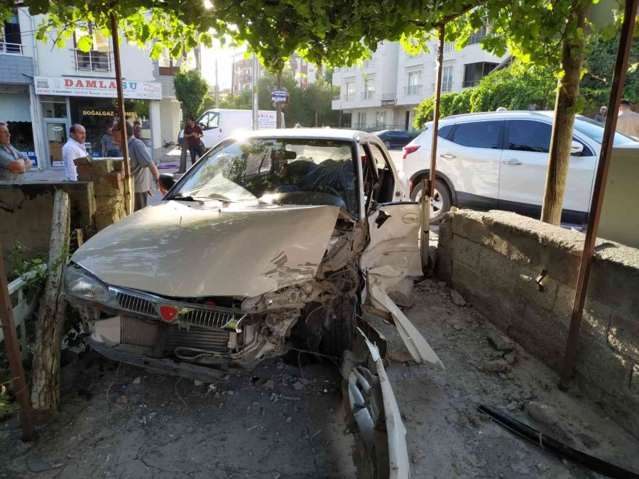 Develi’de Otomobil Evin Bahçesine Girdi: 4 Yaralı