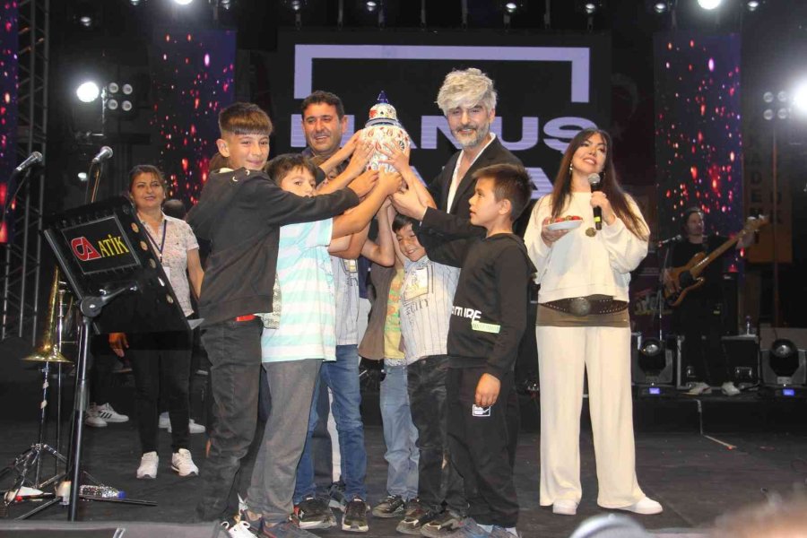 Manuş Baba Konya’da Hayranlarıyla Buluştu