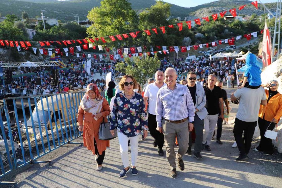 Mersin’de ’üzüm Şenliği’ Coşkusu