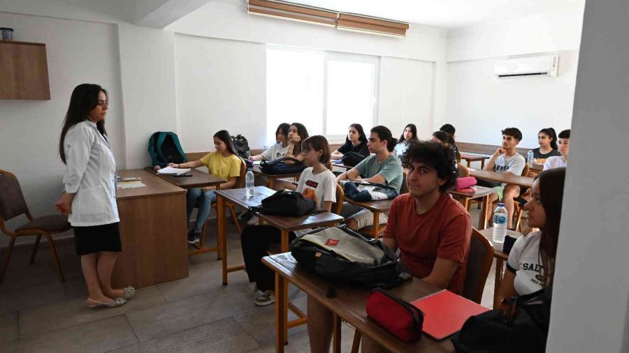 Kemer’de Ücretsiz Eğitim Alan Öğrenciler, Yeni Eğitim Öğretim Yılına Başladı