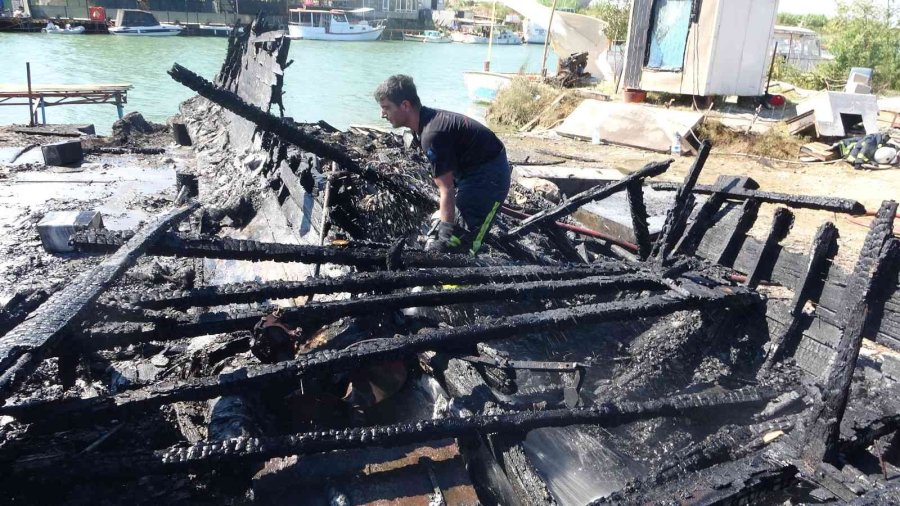 Bakım İçin Karaya Çekilen Tekne Alev Alev Yandı, O Anlar Güvenlik Kamerasına Yansıdı