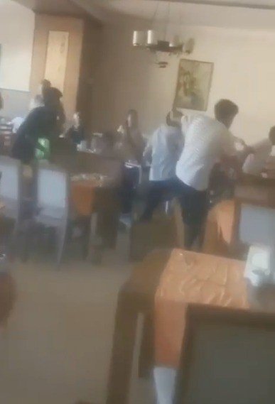 Otel Sahibinin Üzerine Yürüyüp Restoranı Savaş Alanına Çevirdiler