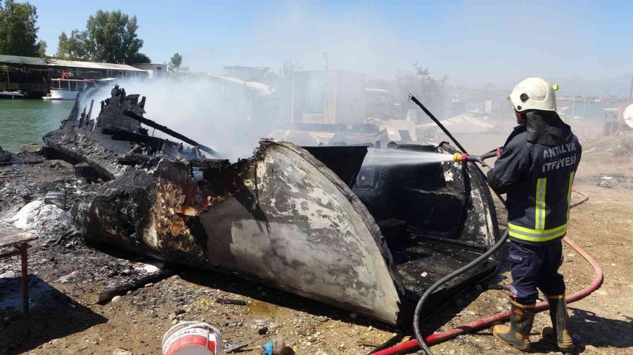 Bakım İçin Karaya Çekilen Tekne Alev Alev Yandı, O Anlar Güvenlik Kamerasına Yansıdı