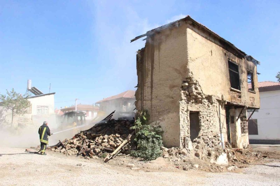 Kullanılmayan 2 Katlı Kerpiç Ev Alevlere Yenik Düştü