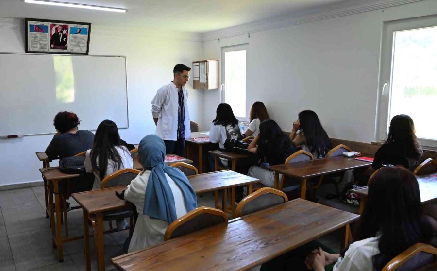 Kemer’de Ücretsiz Eğitim Alan Öğrenciler, Yeni Eğitim Öğretim Yılına Başladı
