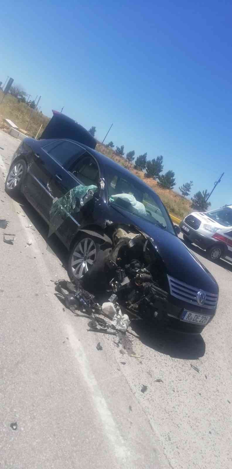 Otomobil Traktöre Çarptı, 5 Kişi Yaralandı