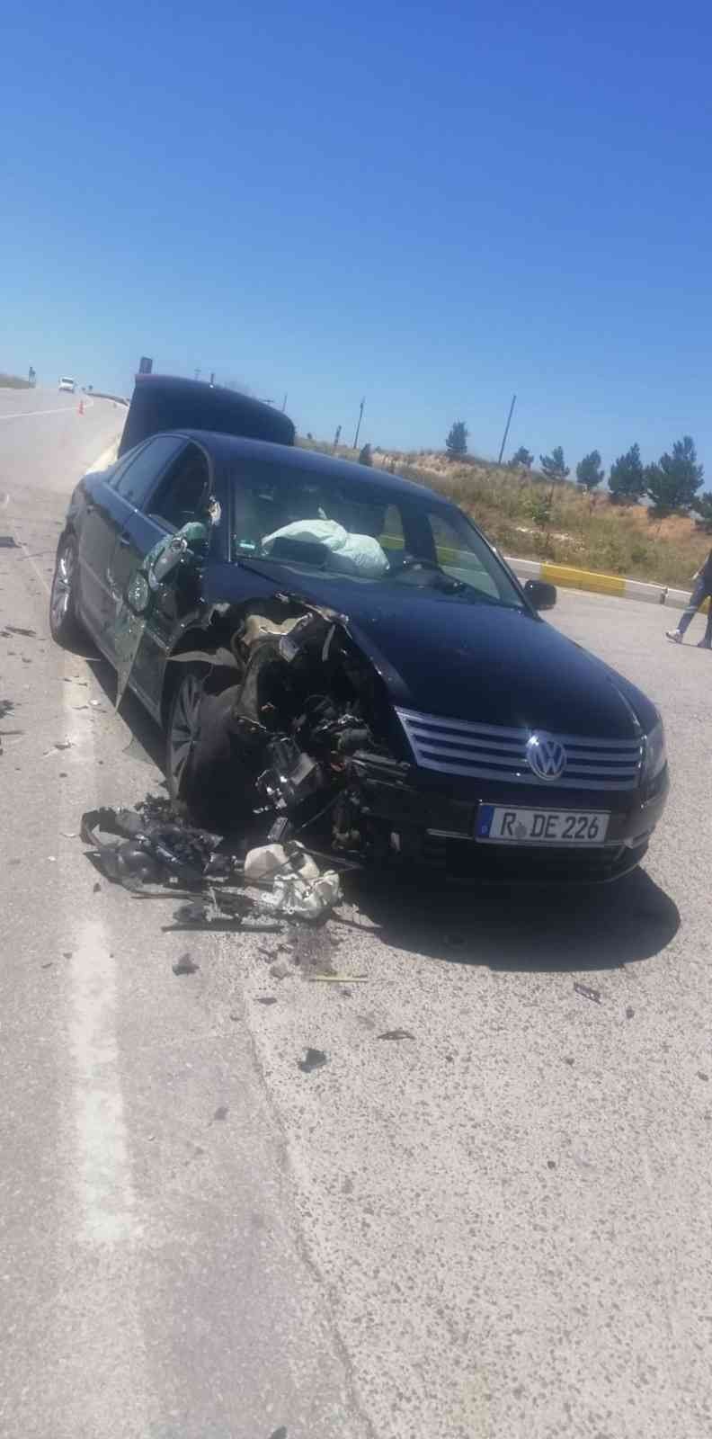 Otomobil Traktöre Çarptı, 5 Kişi Yaralandı