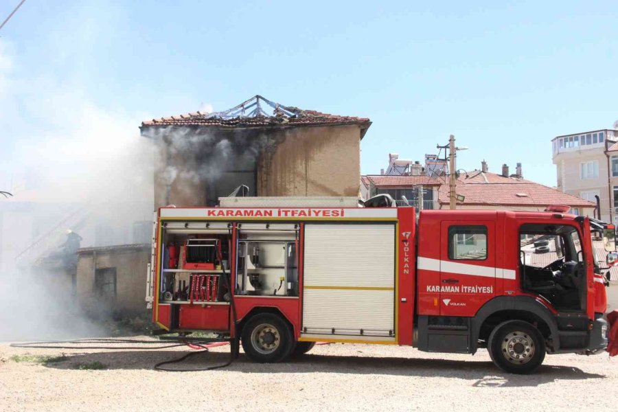 Kullanılmayan 2 Katlı Kerpiç Ev Alevlere Yenik Düştü