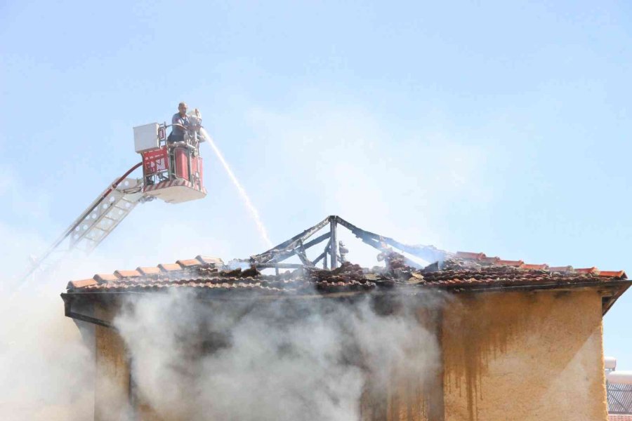 Kullanılmayan 2 Katlı Kerpiç Ev Alevlere Yenik Düştü