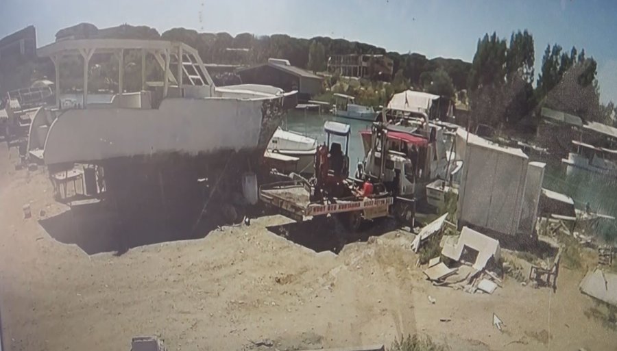 Bakım İçin Karaya Çekilen Tekne Alev Alev Yandı, O Anlar Güvenlik Kamerasına Yansıdı