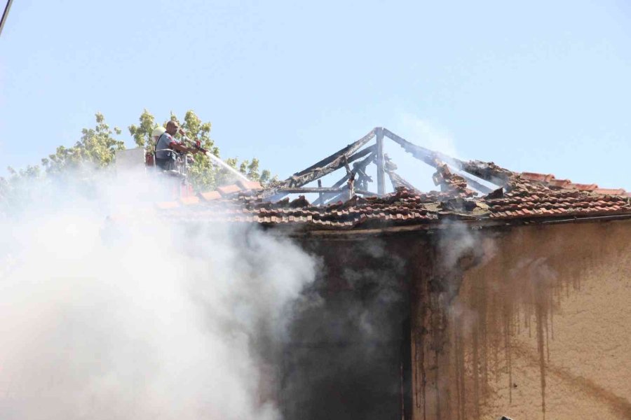 Kullanılmayan 2 Katlı Kerpiç Ev Alevlere Yenik Düştü