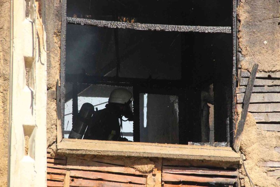 Kullanılmayan 2 Katlı Kerpiç Ev Alevlere Yenik Düştü