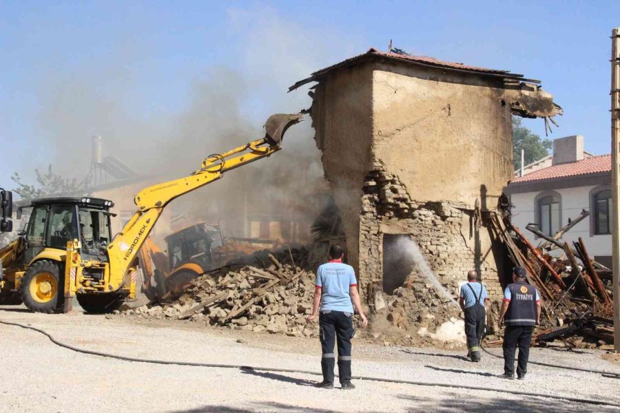 Kullanılmayan 2 Katlı Kerpiç Ev Alevlere Yenik Düştü