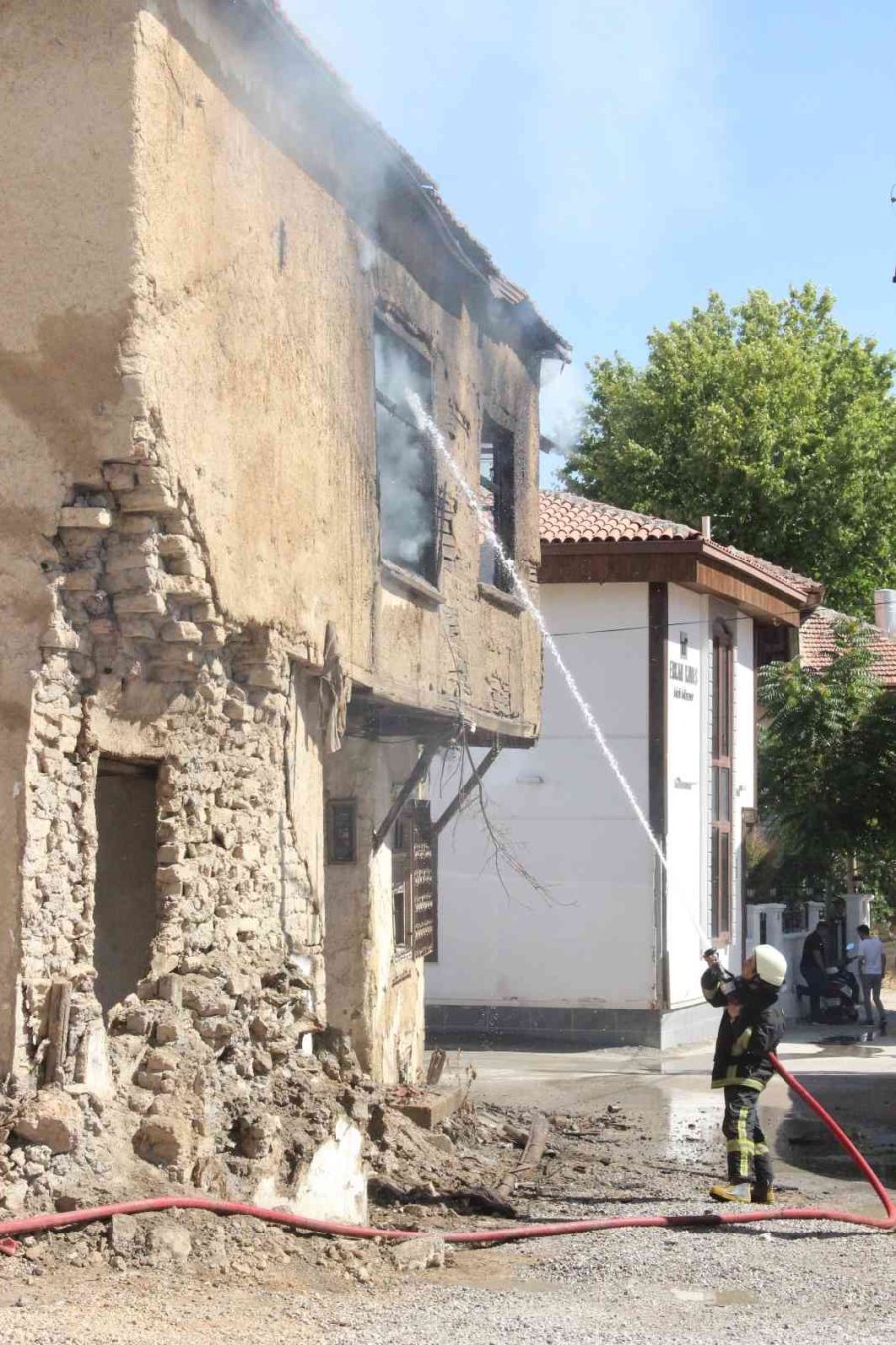 Kullanılmayan 2 Katlı Kerpiç Ev Alevlere Yenik Düştü