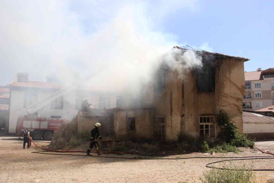 Kullanılmayan 2 Katlı Kerpiç Ev Alevlere Yenik Düştü