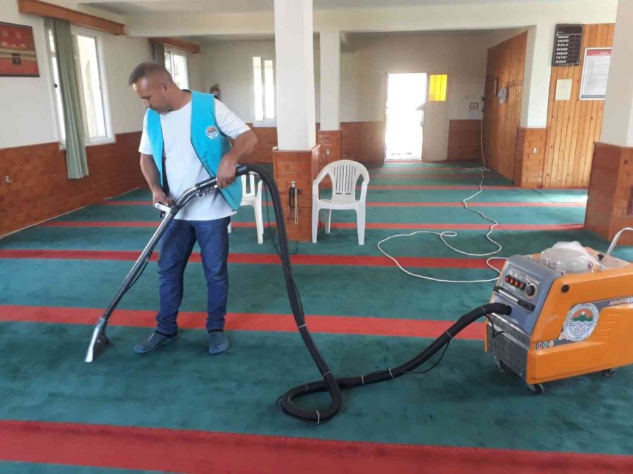 Toroslar’da İbadethanelerin Dezenfeksiyonu Sürüyor