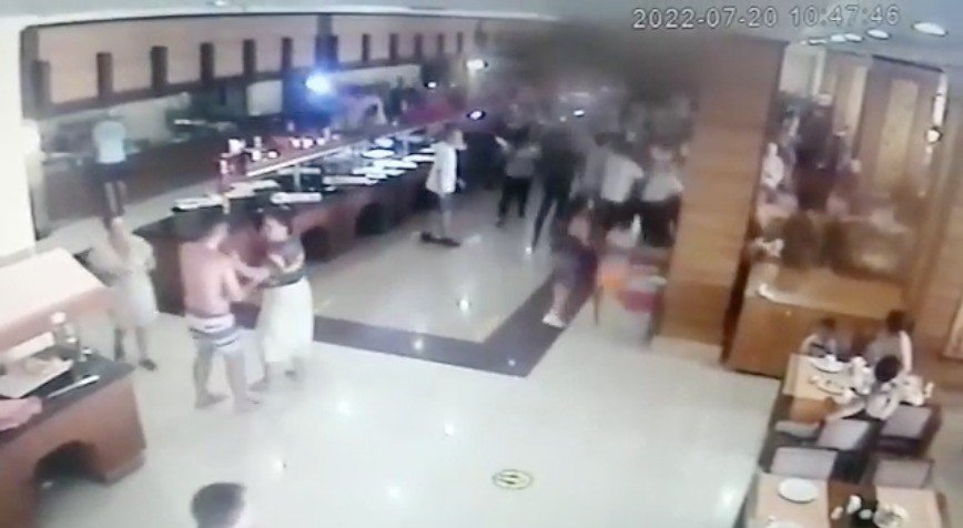 Otel Sahibinin Üzerine Yürüyüp Restoranı Savaş Alanına Çevirdiler