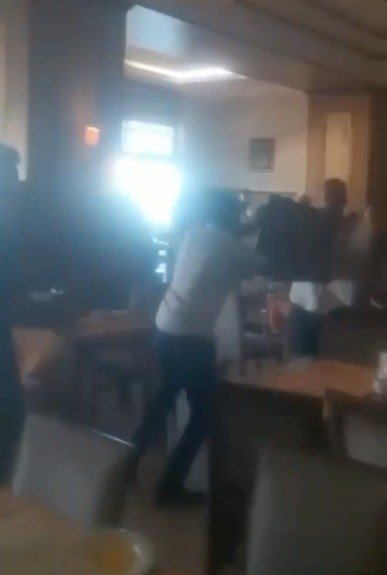 Otel Sahibinin Üzerine Yürüyüp Restoranı Savaş Alanına Çevirdiler