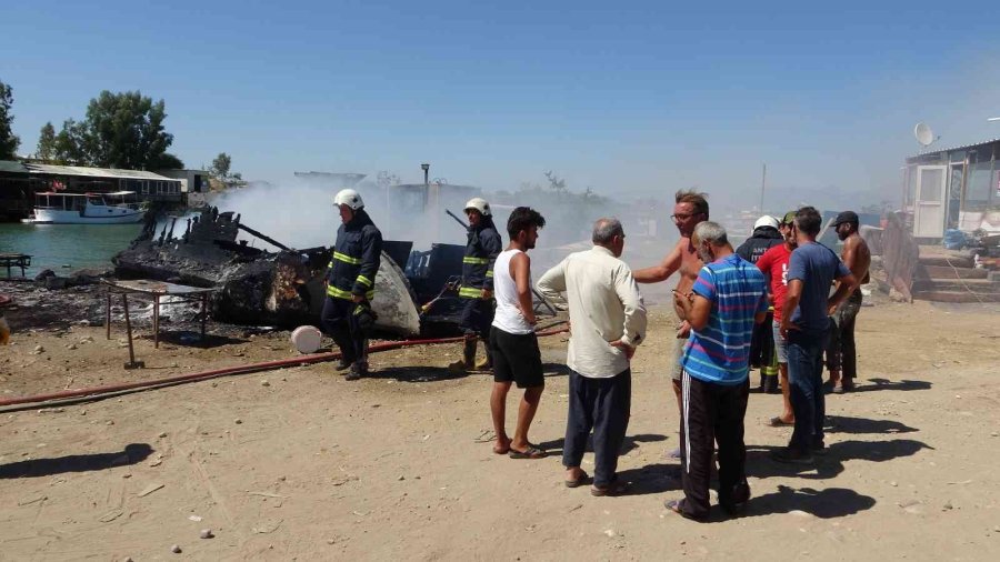 Bakım İçin Karaya Çekilen Tekne Alev Alev Yandı, O Anlar Güvenlik Kamerasına Yansıdı