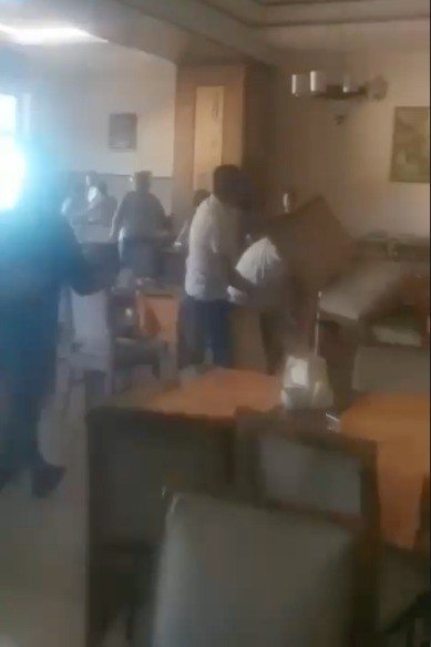 Otel Sahibinin Üzerine Yürüyüp Restoranı Savaş Alanına Çevirdiler