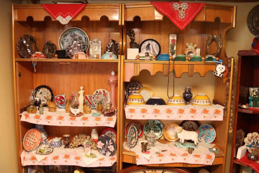 Dükkânını Adeta Müzeye Çevirdi