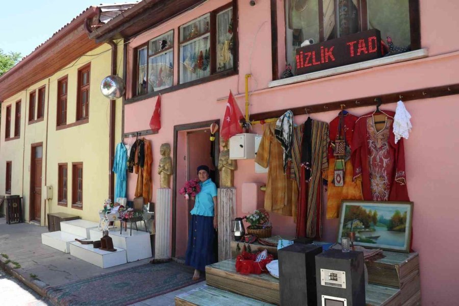 Dükkânını Adeta Müzeye Çevirdi