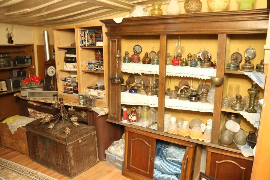 Dükkânını Adeta Müzeye Çevirdi