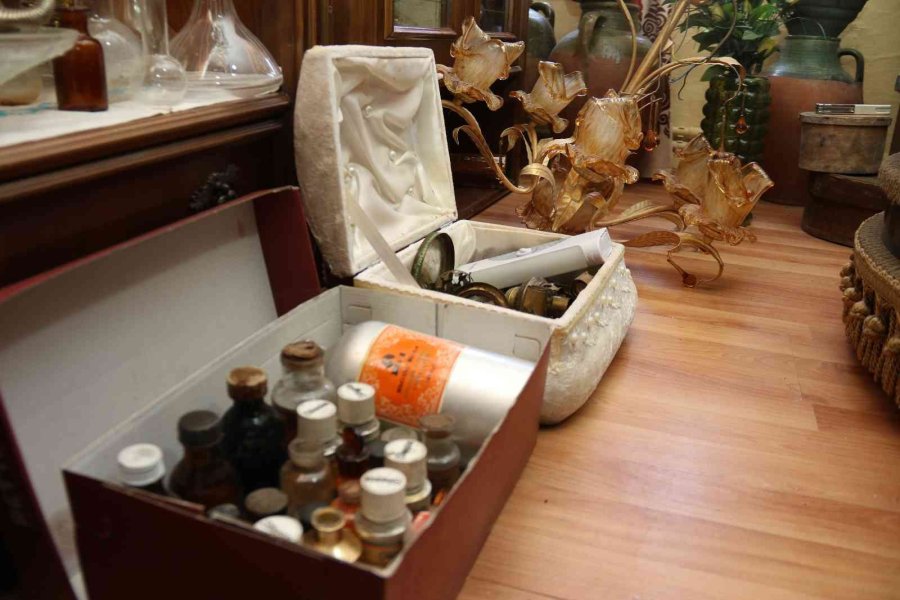 Dükkânını Adeta Müzeye Çevirdi