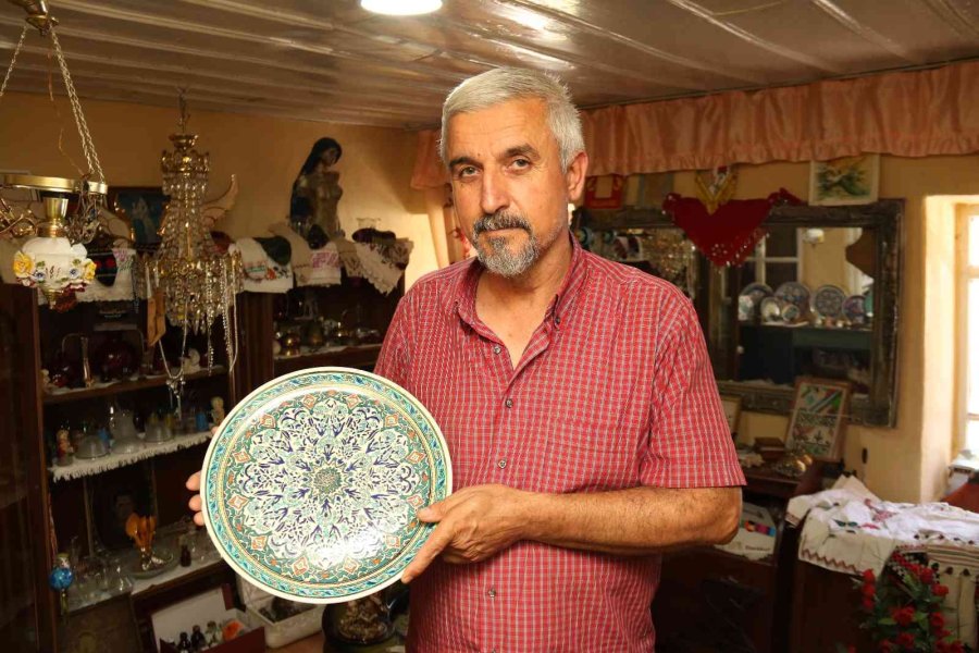 Dükkânını Adeta Müzeye Çevirdi