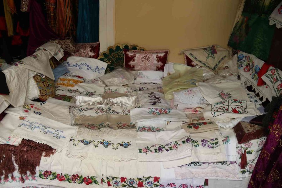 Dükkânını Adeta Müzeye Çevirdi