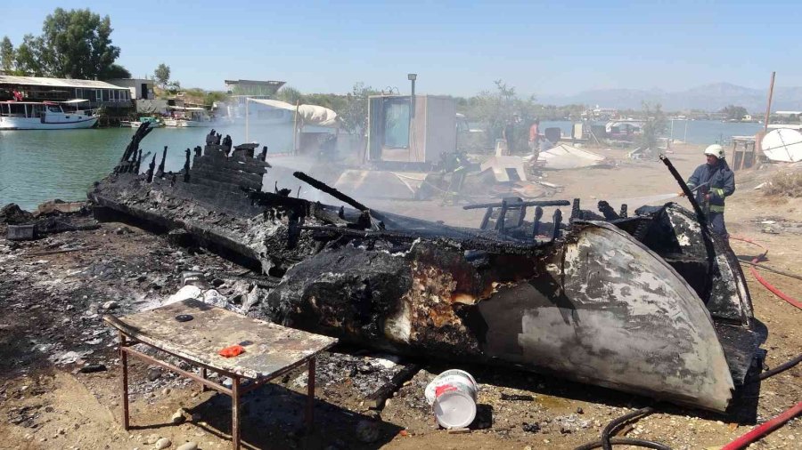 Bakım İçin Karaya Çekilen Tekne Alev Alev Yandı, O Anlar Güvenlik Kamerasına Yansıdı