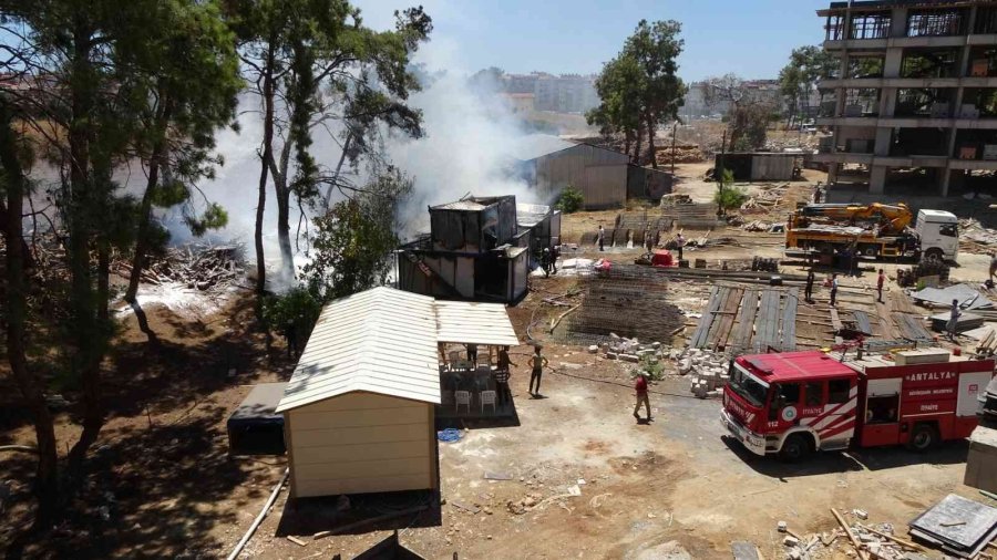 Antalya’da Şantiye Yatakhanesindeki Korkutan Yangın