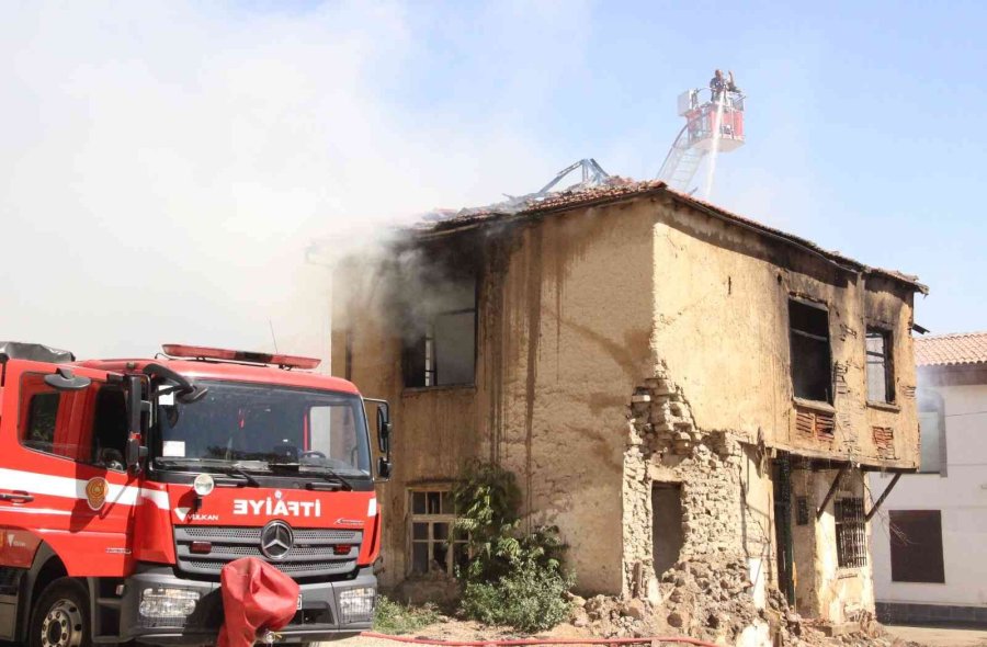 Kullanılmayan 2 Katlı Kerpiç Ev Alevlere Yenik Düştü