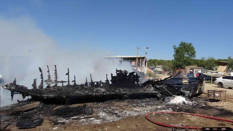 Bakım İçin Karaya Çekilen Tekne Alev Alev Yandı, O Anlar Güvenlik Kamerasına Yansıdı