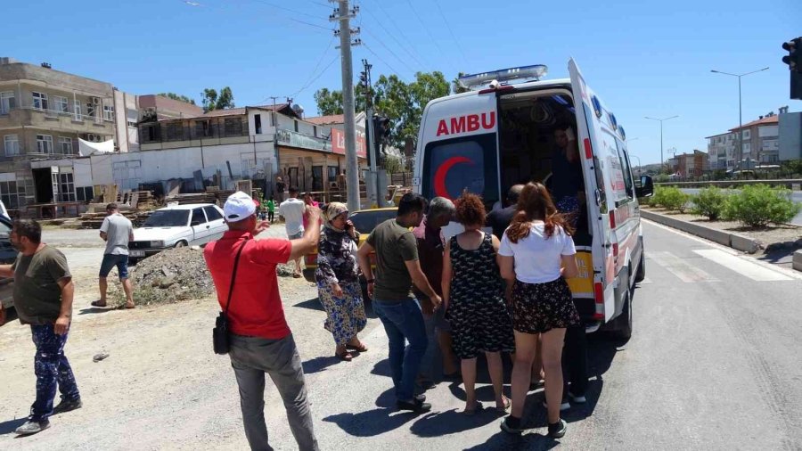 Otomobilin Kendine Doğru Geldiğini Gördü Motosikletten İnip Kaçarak Yaralanmaktan Kurtuldu