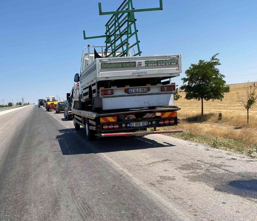 Konya’da Pikap Traktöre Bağlı Saman Balya Makinesine Çarptı: 3 Yaralı