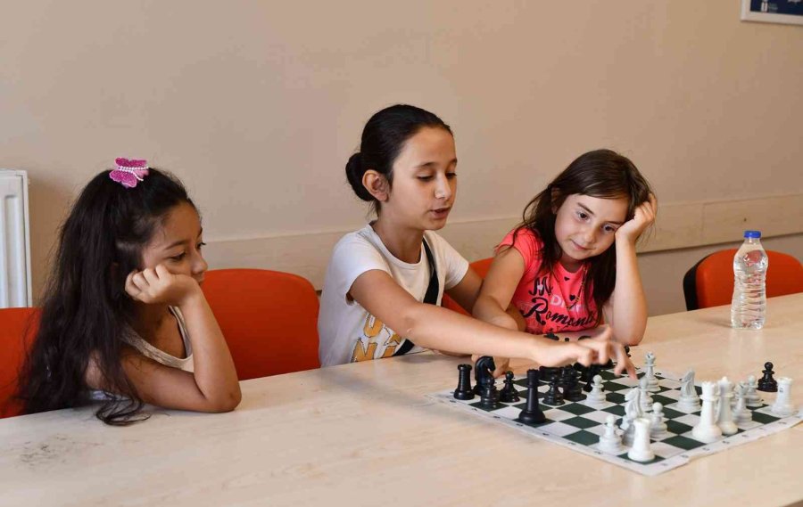 Satranç İle Miniklerin Zihinleri Gelişiyor