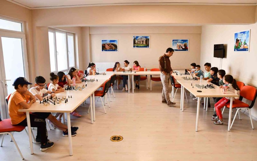 Satranç İle Miniklerin Zihinleri Gelişiyor