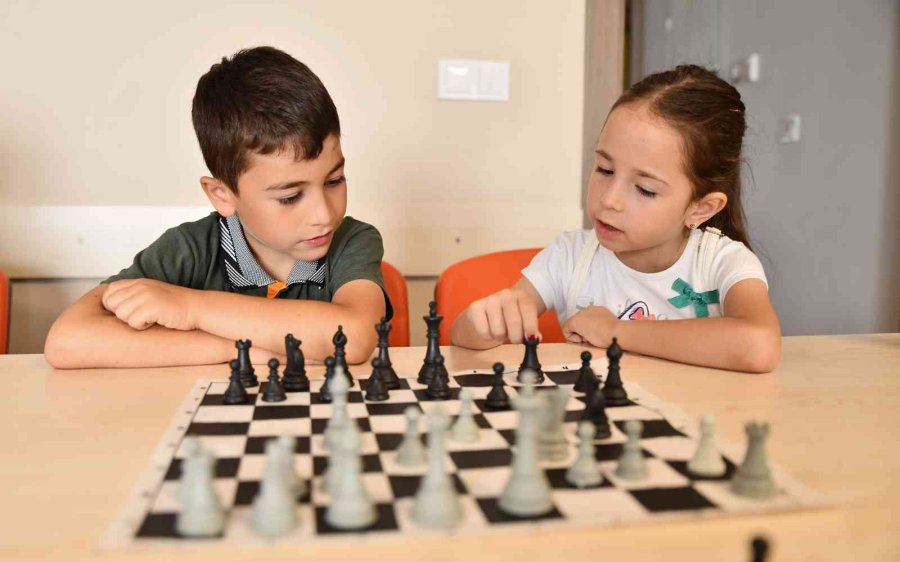 Satranç İle Miniklerin Zihinleri Gelişiyor