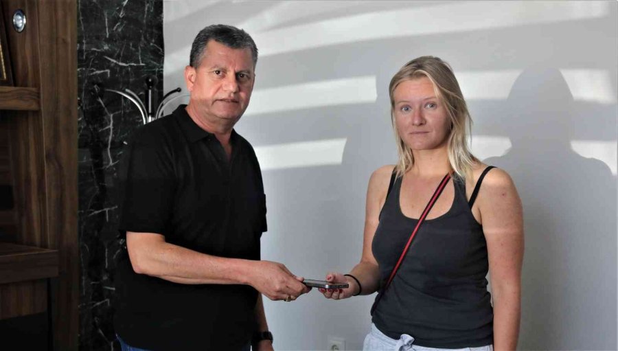 Rus Turist Takside Unuttuğu Telefona Bir Saat İçinde Ulaştı